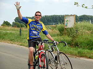 Hannes met de fiets van Guido.