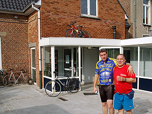Hannes en Guido zagen een mooie fiets op het dak staan. de prijs van onze tombola?