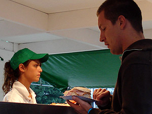 Stefaan met zijn spitburger op de Lokerse Feesten 2006