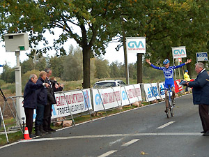 Sven Verboven komt als winnaar over de streep.