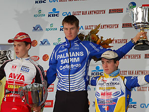 Het podium bij de juniores: Joeri Adams (tweede), Sven Verboven (eerste) en Bart Hermans (derde).