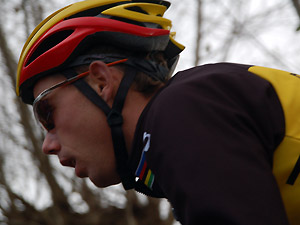 Sven Nijs doet de opwarming in de Belgische driekleur.