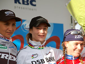 Het podium bij de dames: Reza Hormes-Ravenstein (2de), Marianne Vos (1ste) en Daphny Van den Brand (3de).