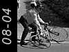 Ronde van Vlaanderen 2007, agent raapt fiets op.