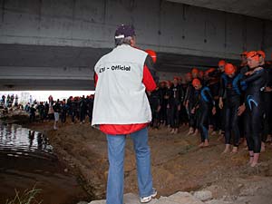 De atleten van de agegroups wachten om het water in te springen.
