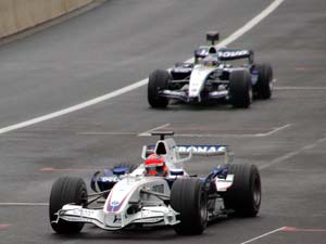 Robert Kubica gevolgd door Alexander Wurz op de vroegere startzone.