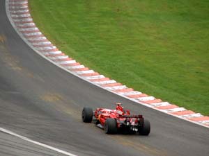 Kimi Raikkonen in de Ferrari op de Raidillon.